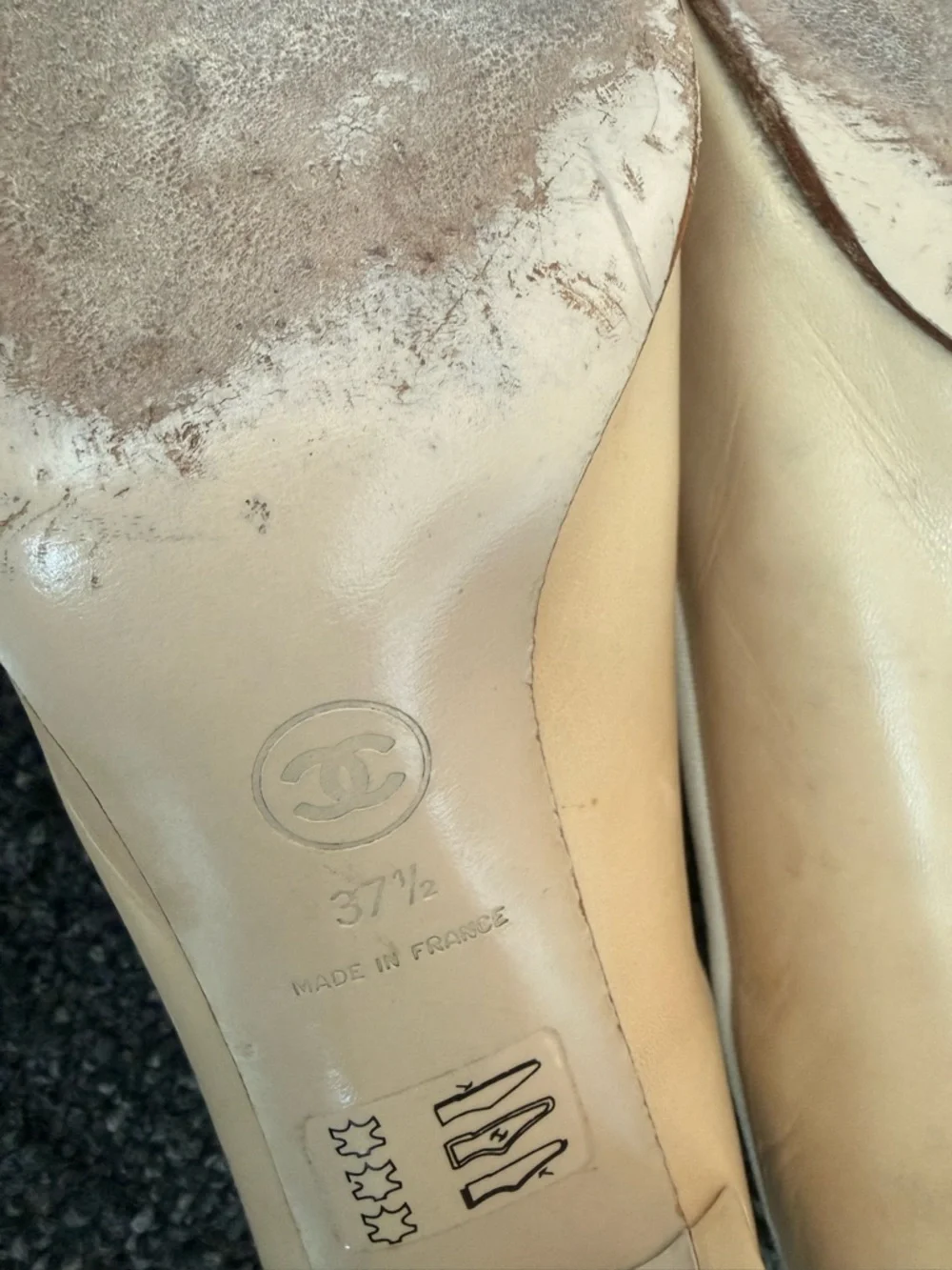CHANEL Two-Tone Beige and Black Cap-Toe Leather pumps